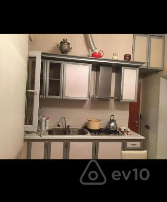 Kirayə verilir 3 otaqlı köhnə tikili 150 m²