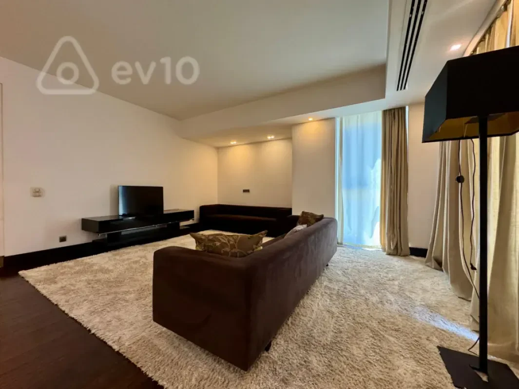Kirayə verilir 5 otaqlı yeni tikili 190 m²
