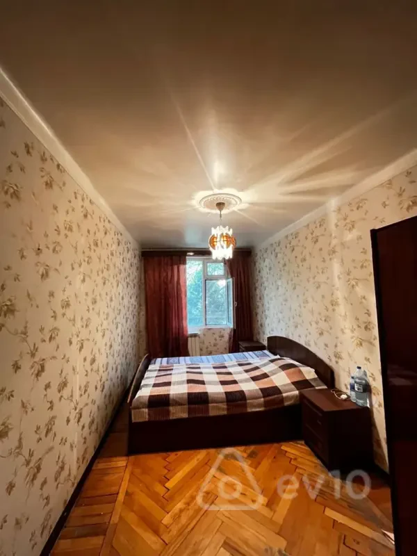 Kirayə verilir 3 otaqlı köhnə tikili 170 m²