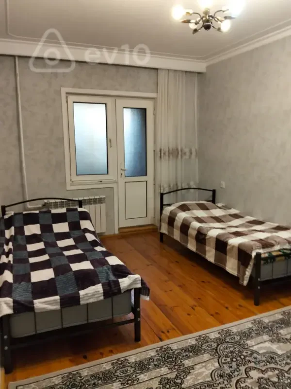 Kirayə verilir 4 otaqlı köhnə tikili 110 m²