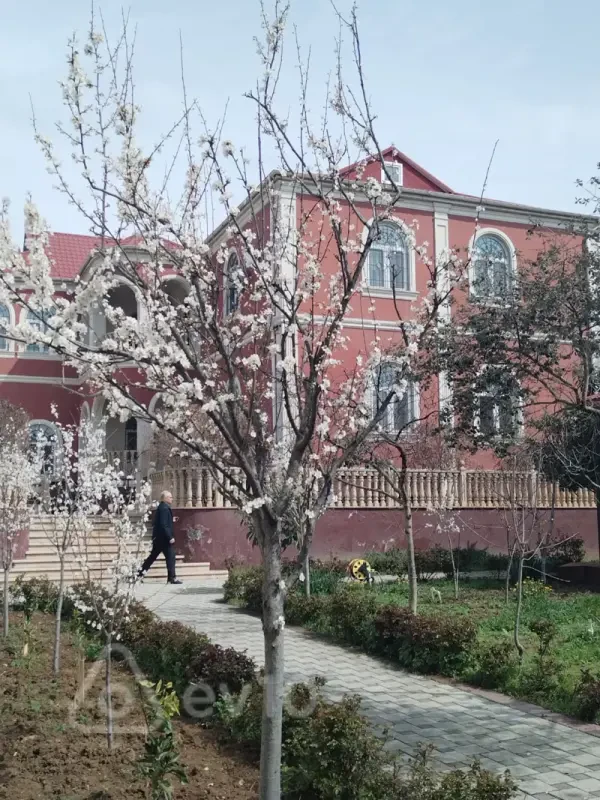 Satılır 9 otaqlı həyət evi 640 m²