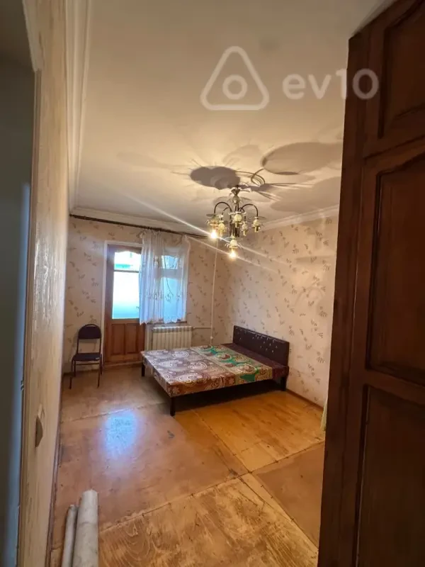 Kirayə verilir 4 otaqlı köhnə tikili 130 m²
