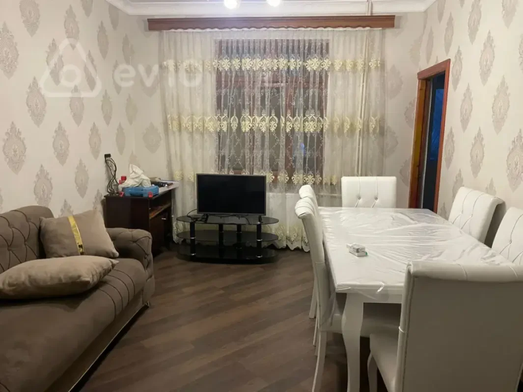 Kirayə verilir 2 otaqlı köhnə tikili 60 m²