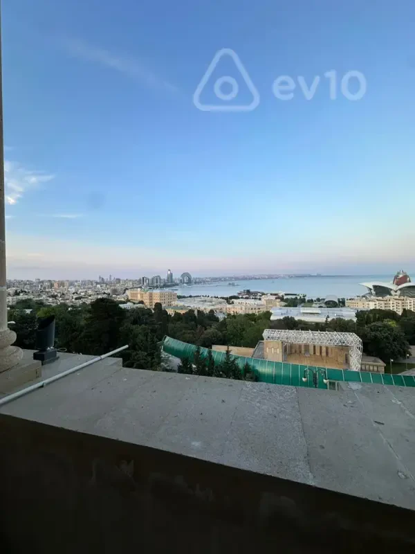 Kirayə verilir 3 otaqlı köhnə tikili 130 m²