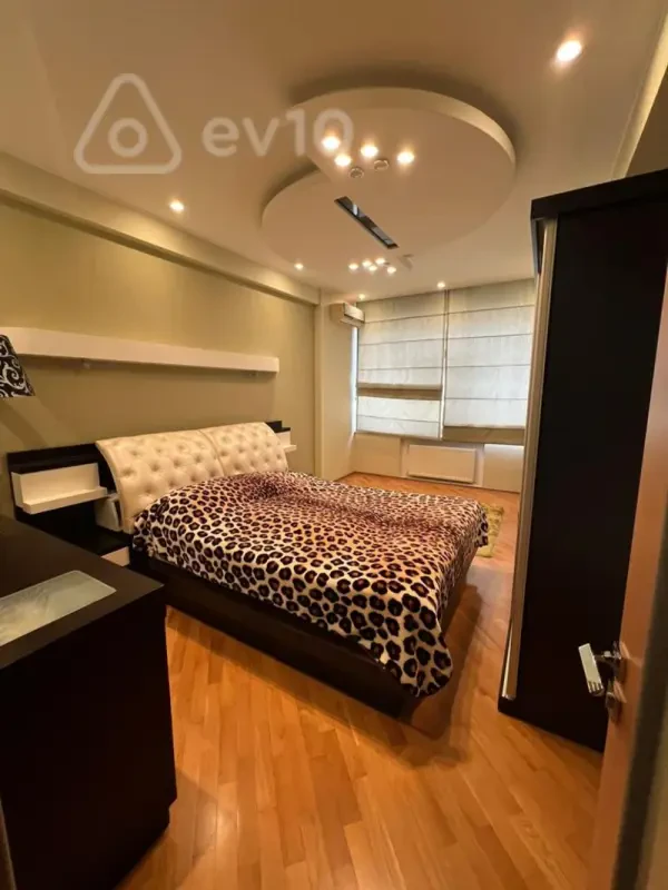 Kirayə verilir 3 otaqlı yeni tikili 160 m²