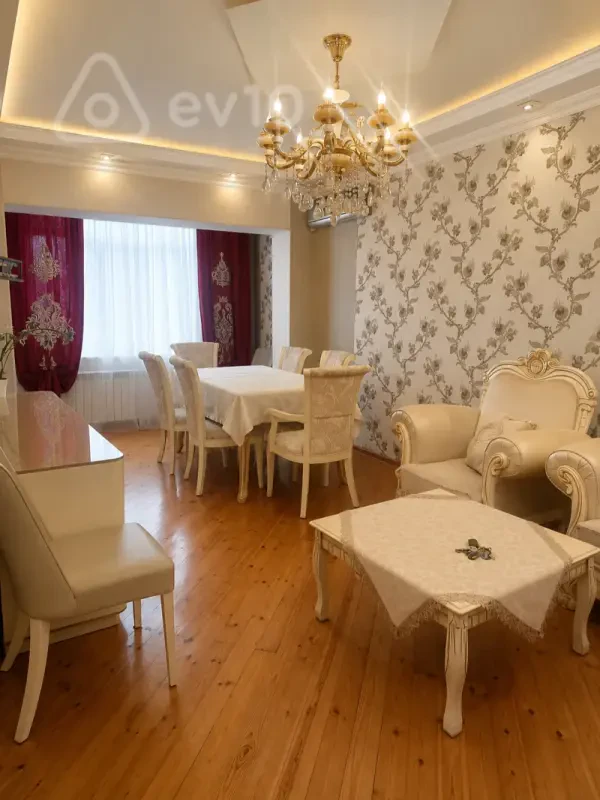 Kirayə verilir 3 otaqlı köhnə tikili 80 m²