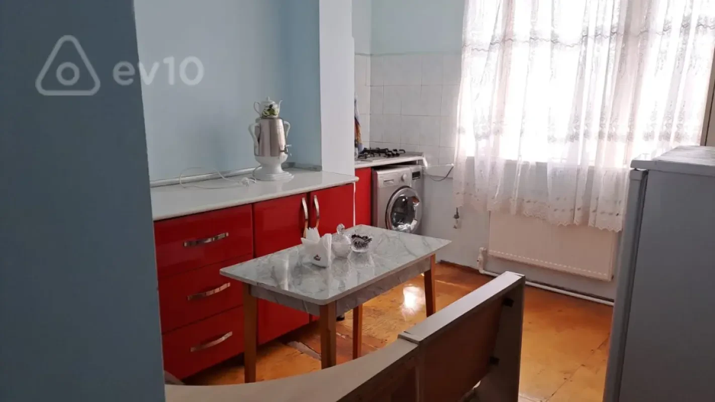 Kirayə verilir 2 otaqlı köhnə tikili 65 m²