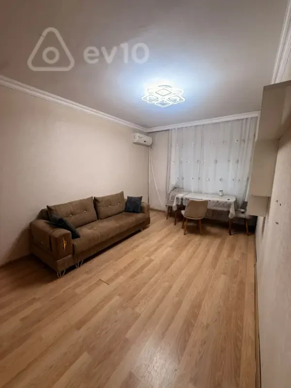 Kirayə verilir 2 otaqlı köhnə tikili 60 m²