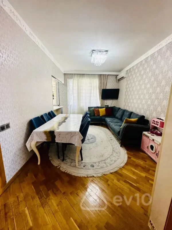 Kirayə verilir 2 otaqlı köhnə tikili 60 m²