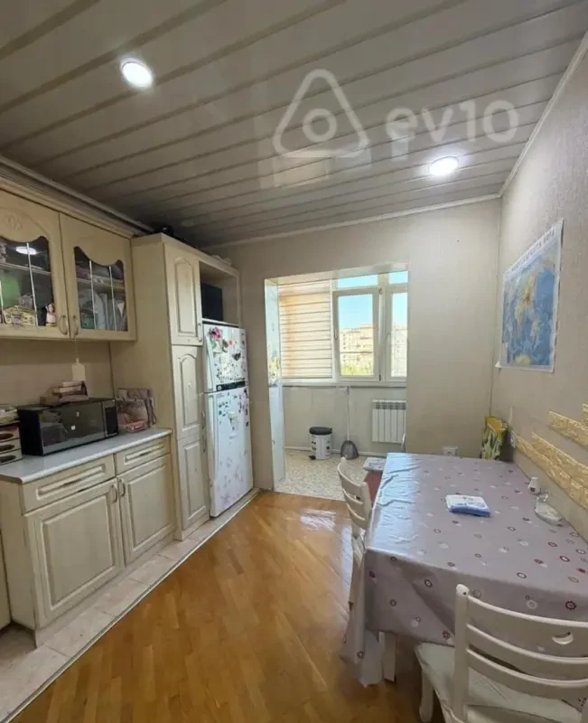 Satılır 2 otaqlı köhnə tikili 52 m²