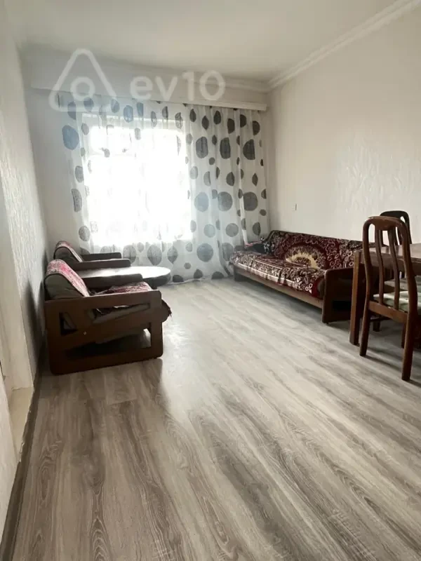 Kirayə verilir 2 otaqlı köhnə tikili 66 m²