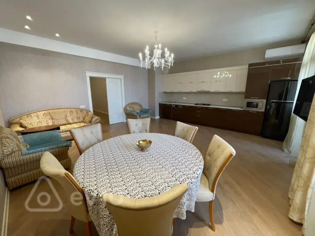 Kirayə verilir 3 otaqlı yeni tikili 157 m²