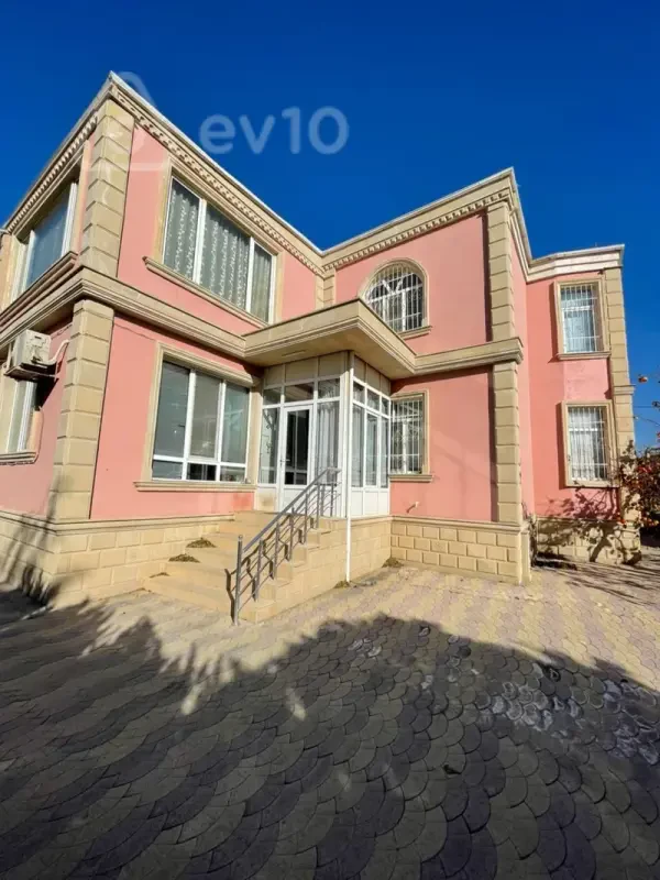 Satılır 8 otaqlı həyət evi 280 m²