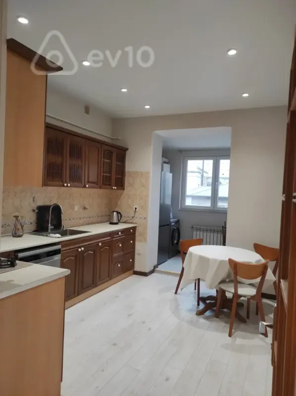 Kirayə verilir 2 otaqlı köhnə tikili 80 m²