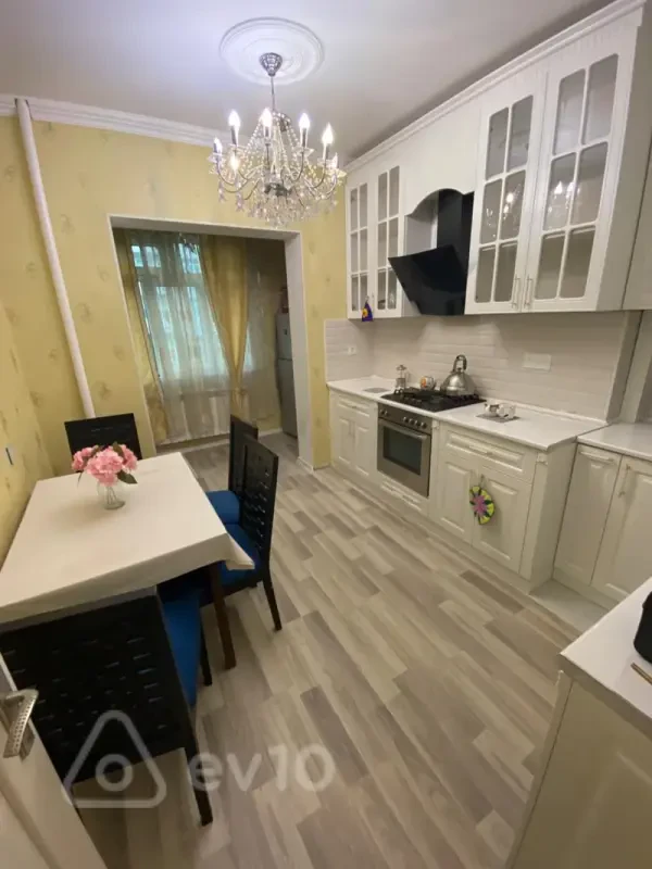 Kirayə verilir 2 otaqlı köhnə tikili 80 m²