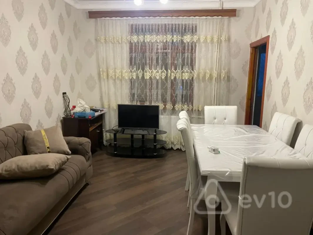 Kirayə verilir 2 otaqlı köhnə tikili 60 m²