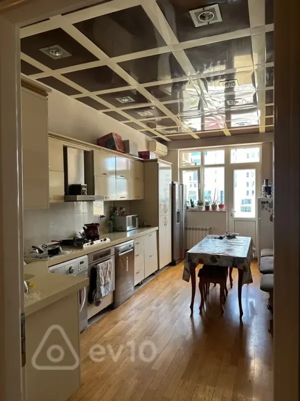 Kirayə verilir 3 otaqlı yeni tikili 150 m²