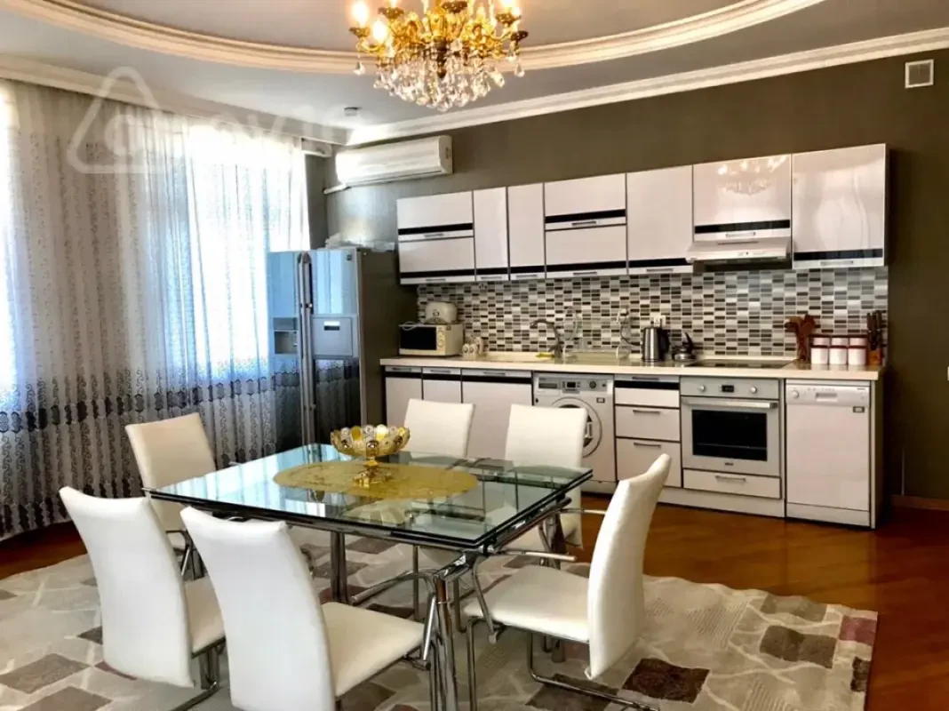 Kirayə verilir 4 otaqlı yeni tikili 155 m²