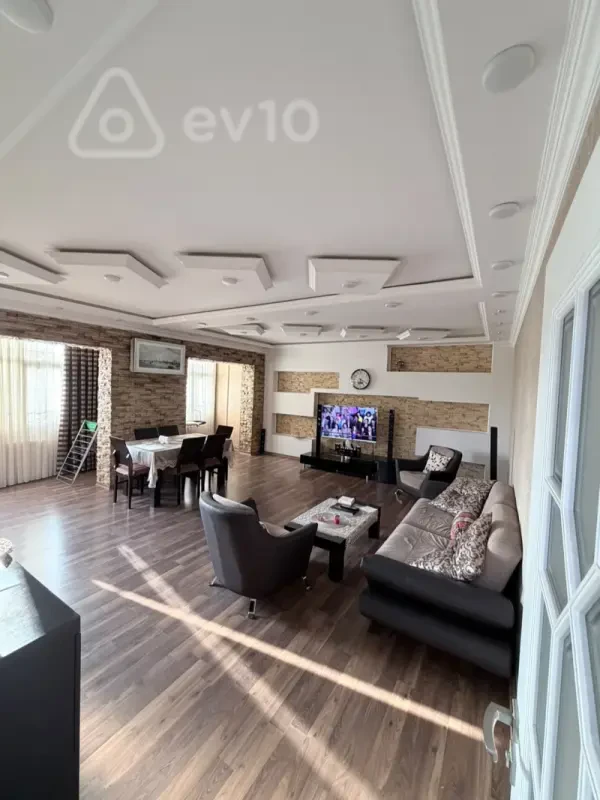 Kirayə verilir 4 otaqlı köhnə tikili 120 m²