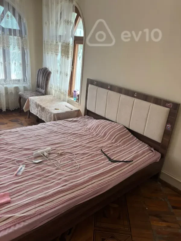 Kirayə verilir 3 otaqlı köhnə tikili 120 m²