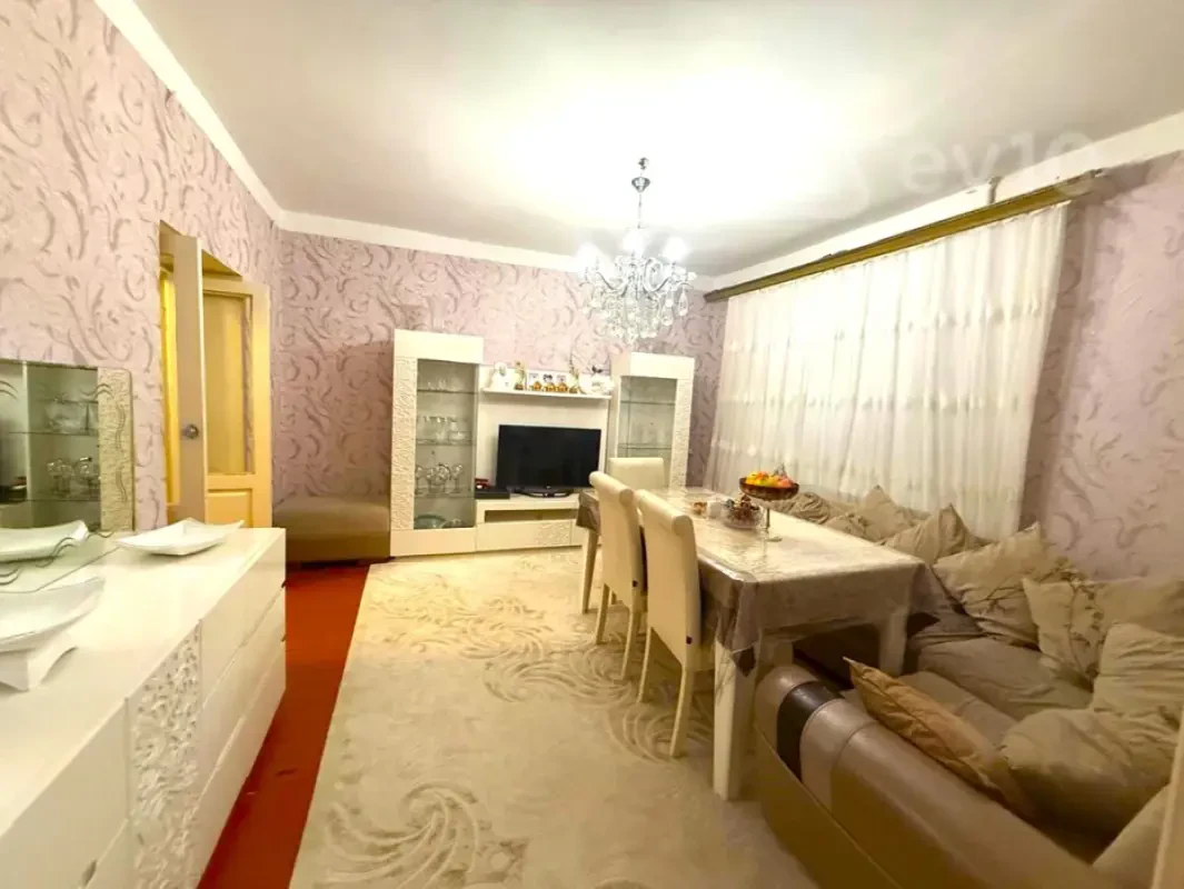 Satılır 4 otaqlı köhnə tikili 110 m²