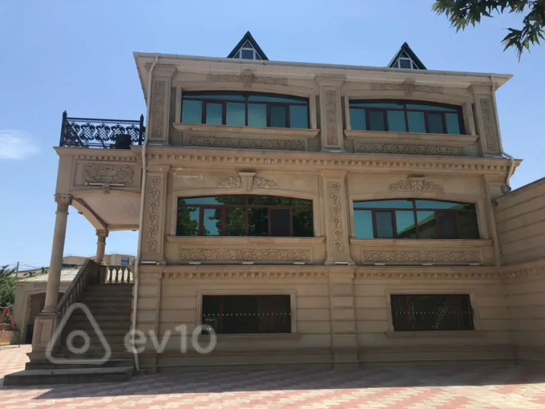 Kirayə verilir 9 otaqlı həyət evi 2000 m²