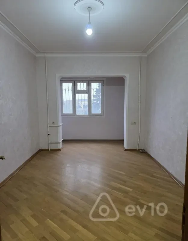 Satılır 2 otaqlı köhnə tikili 65 m²