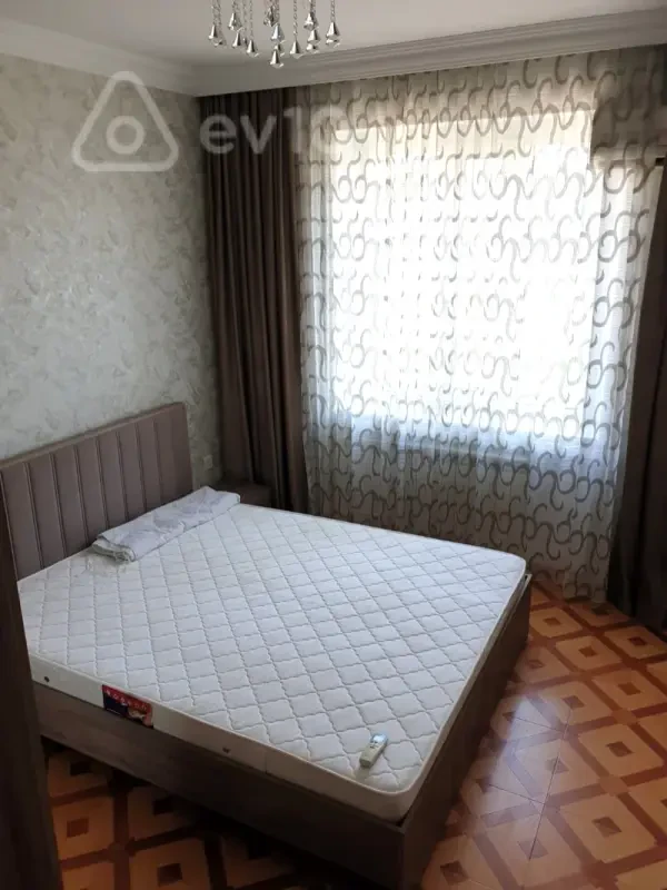 Kirayə verilir 2 otaqlı köhnə tikili 60 m²
