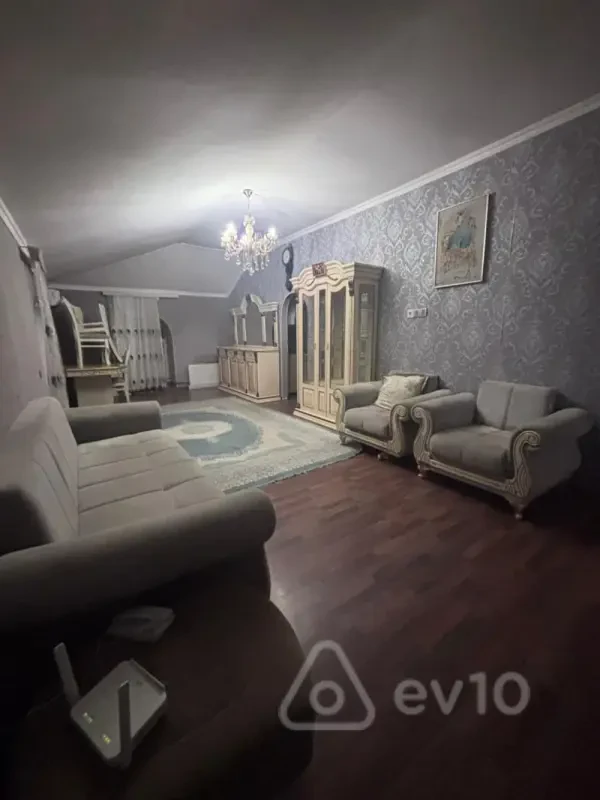 Kirayə verilir 2 otaqlı köhnə tikili 125 m²