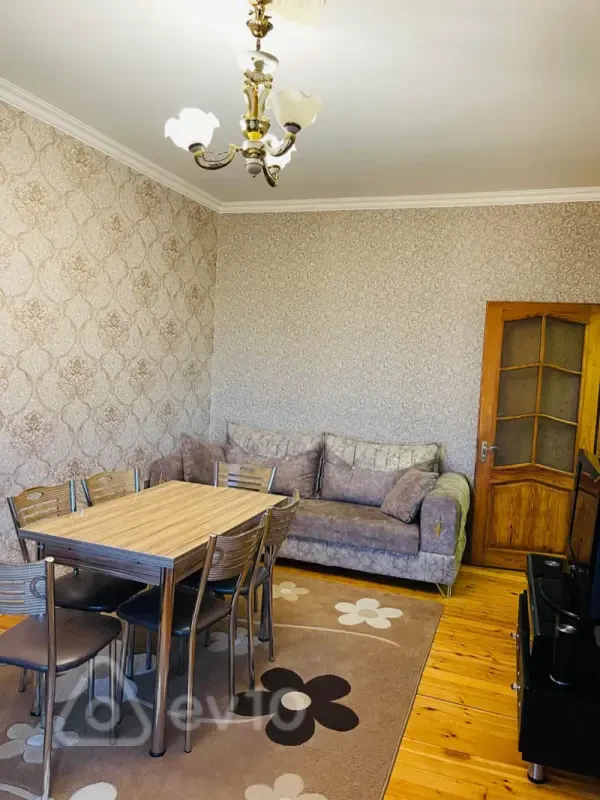 Kirayə verilir 2 otaqlı köhnə tikili 55 m²