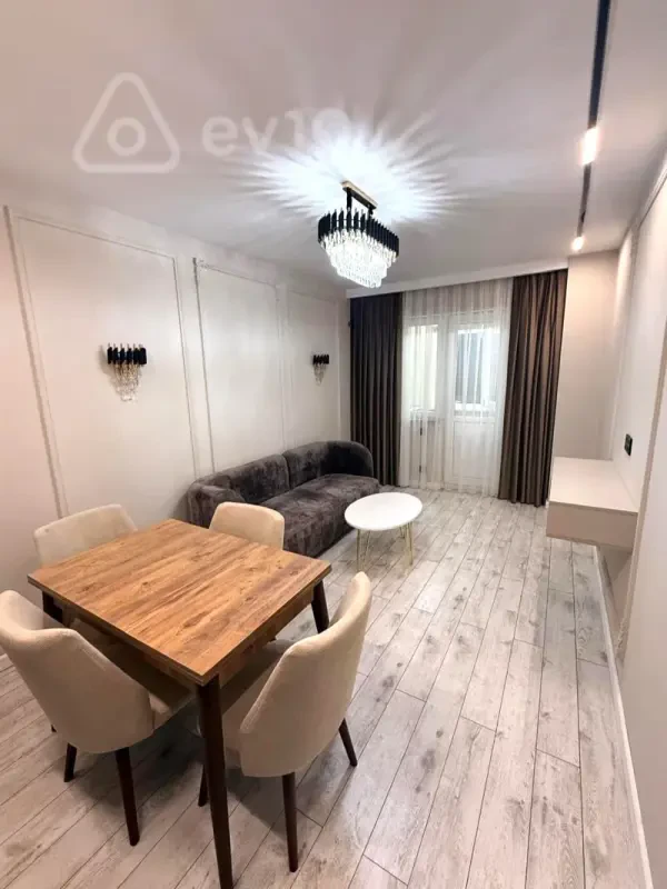 Kirayə verilir 2 otaqlı köhnə tikili 72 m²