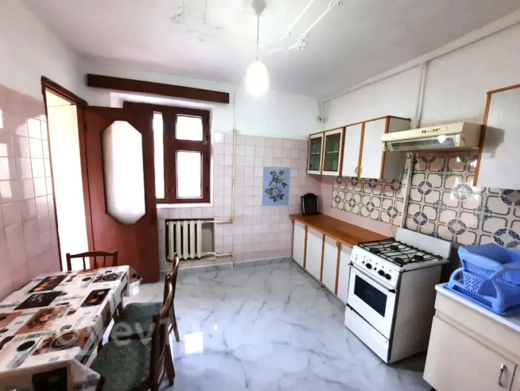 Kirayə verilir 3 otaqlı köhnə tikili 80 m²