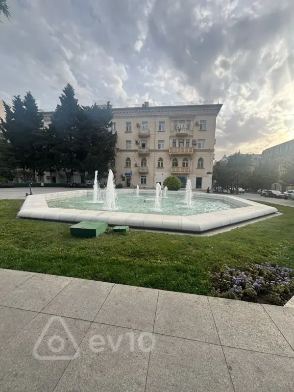 Satılır 2 otaqlı köhnə tikili 60 m²