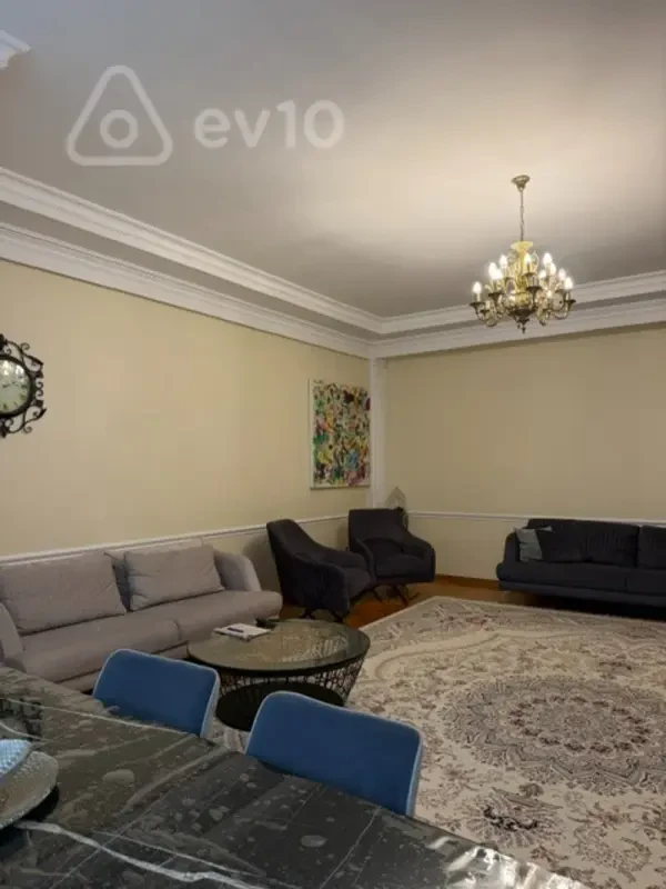 Satılır 4 otaqlı köhnə tikili 190 m²