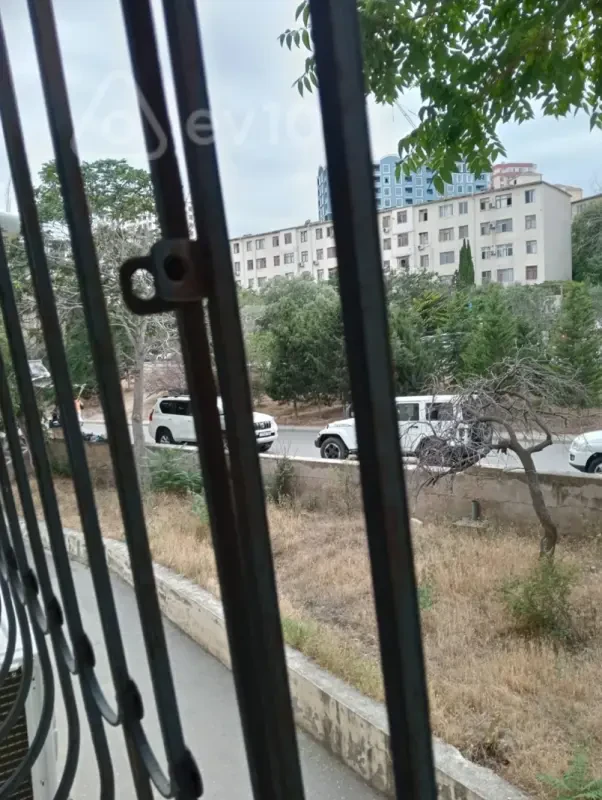 Kirayə verilir 2 otaqlı köhnə tikili 65 m²