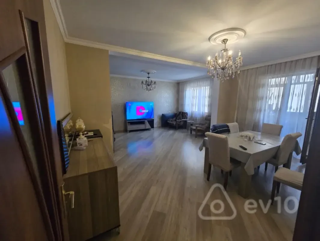 Satılır 4 otaqlı köhnə tikili 100 m²