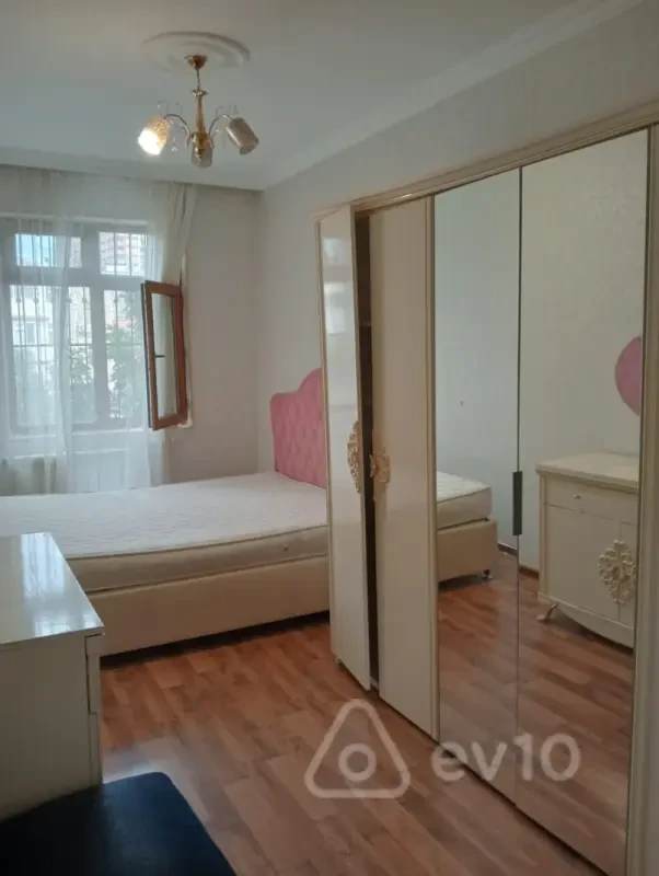 Kirayə verilir 2 otaqlı köhnə tikili 66 m²