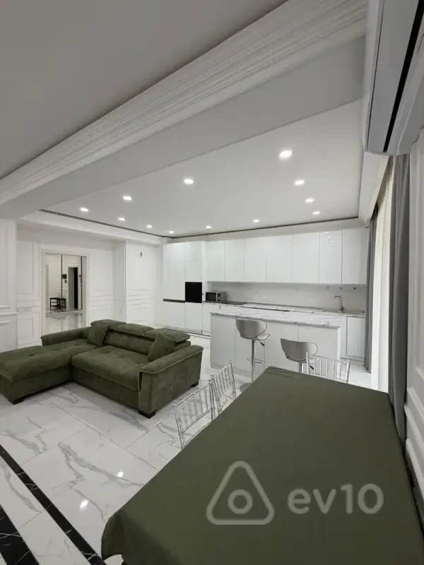 Kirayə verilir 3 otaqlı yeni tikili 130 m²