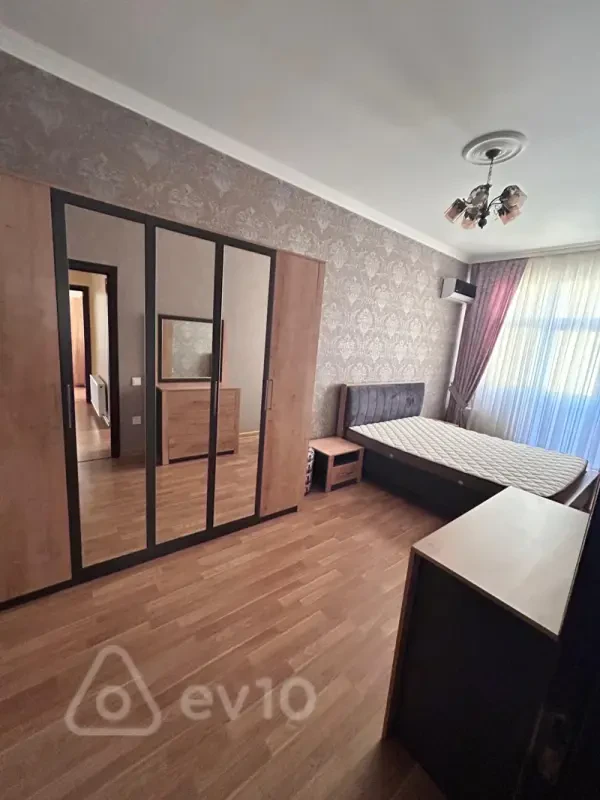 Kirayə verilir 3 otaqlı yeni tikili 160 m²