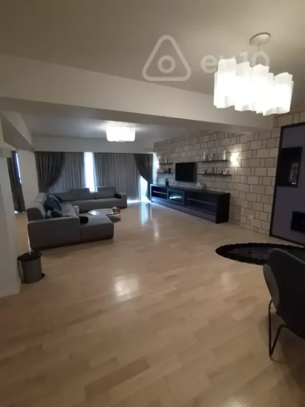 Kirayə verilir 5 otaqlı yeni tikili 300 m²