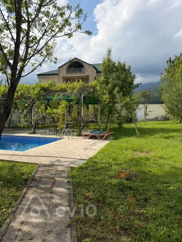 Kirayə verilir mənzil 300 m²