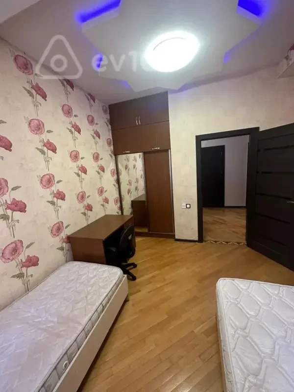Satılır 4 otaqlı yeni tikili 140 m²