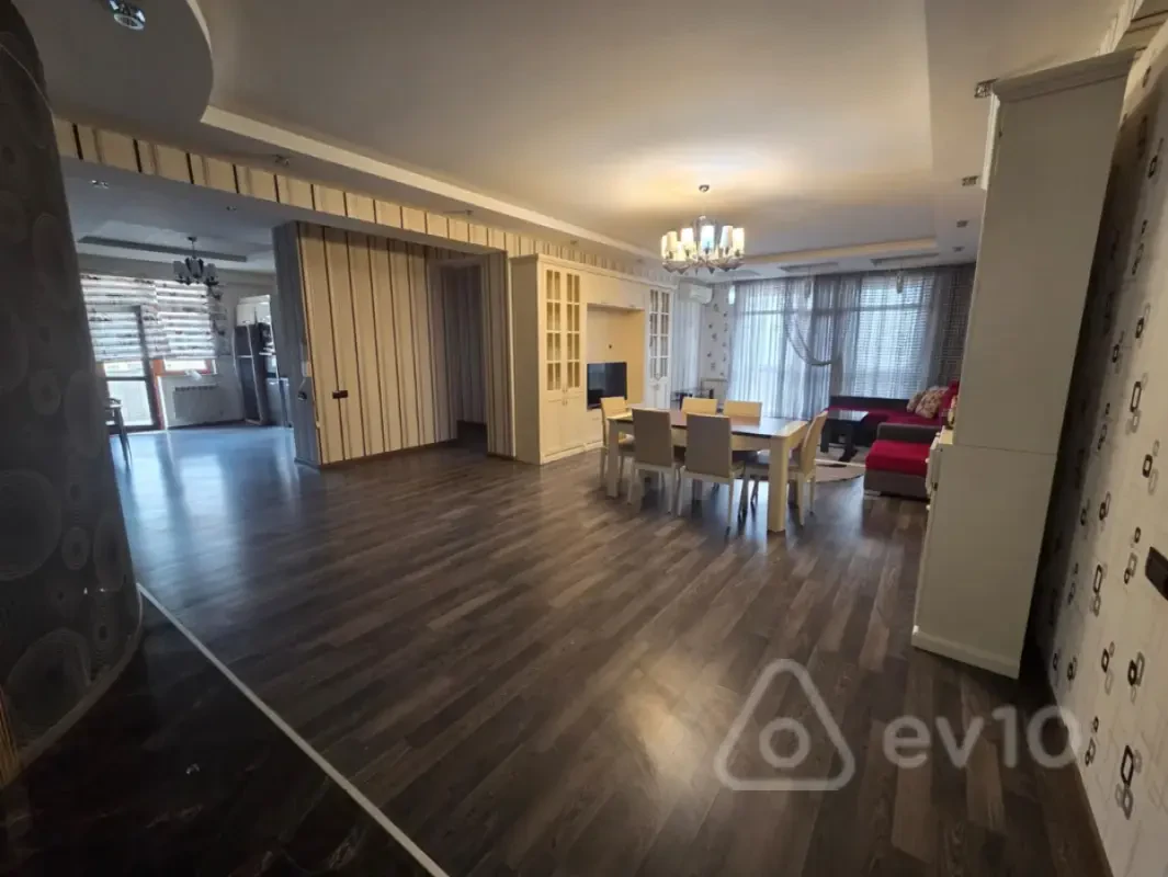 Kirayə verilir 3 otaqlı yeni tikili 150 m²