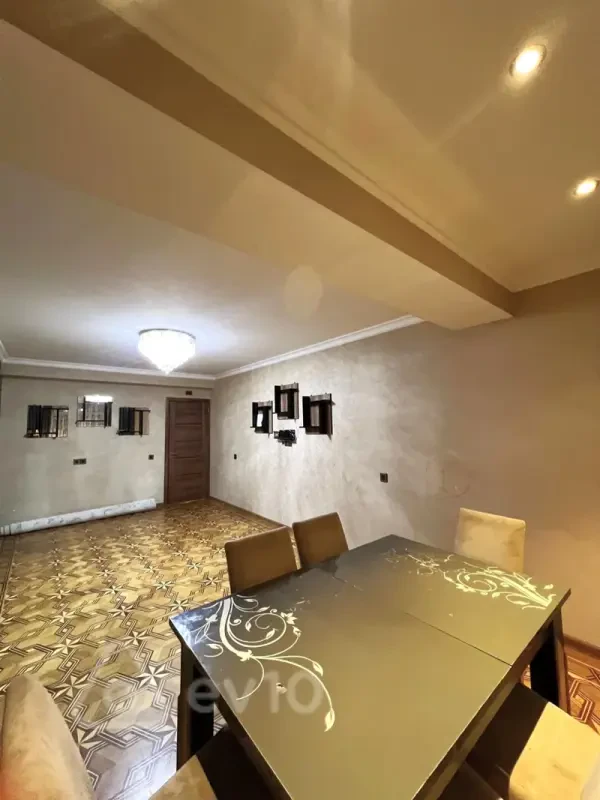 Kirayə verilir 2 otaqlı köhnə tikili 70 m²