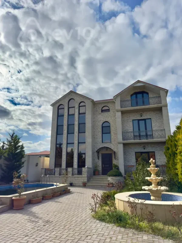 Satılır 5 otaqlı həyət evi 365 m²