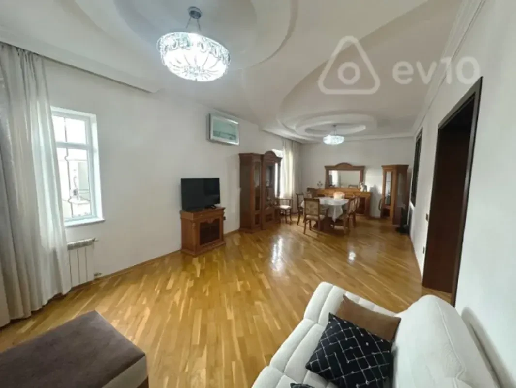 Kirayə verilir 3 otaqlı köhnə tikili 140 m²
