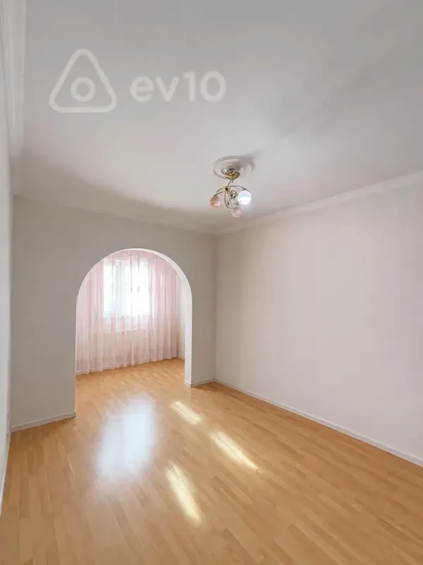 Satılır 3 otaqlı köhnə tikili 90 m²