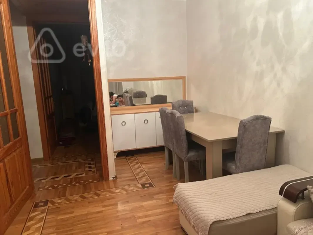 Kirayə verilir 2 otaqlı köhnə tikili 60 m²