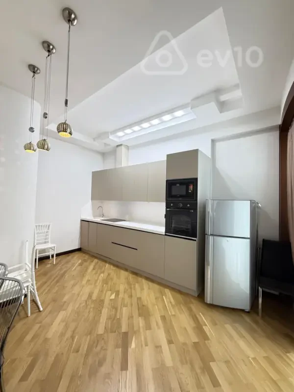 Kirayə verilir 3 otaqlı yeni tikili 140 m²