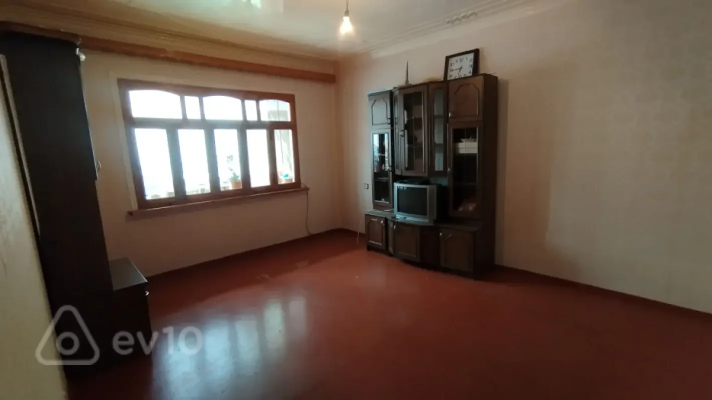 Kirayə verilir 2 otaqlı köhnə tikili 60 m²